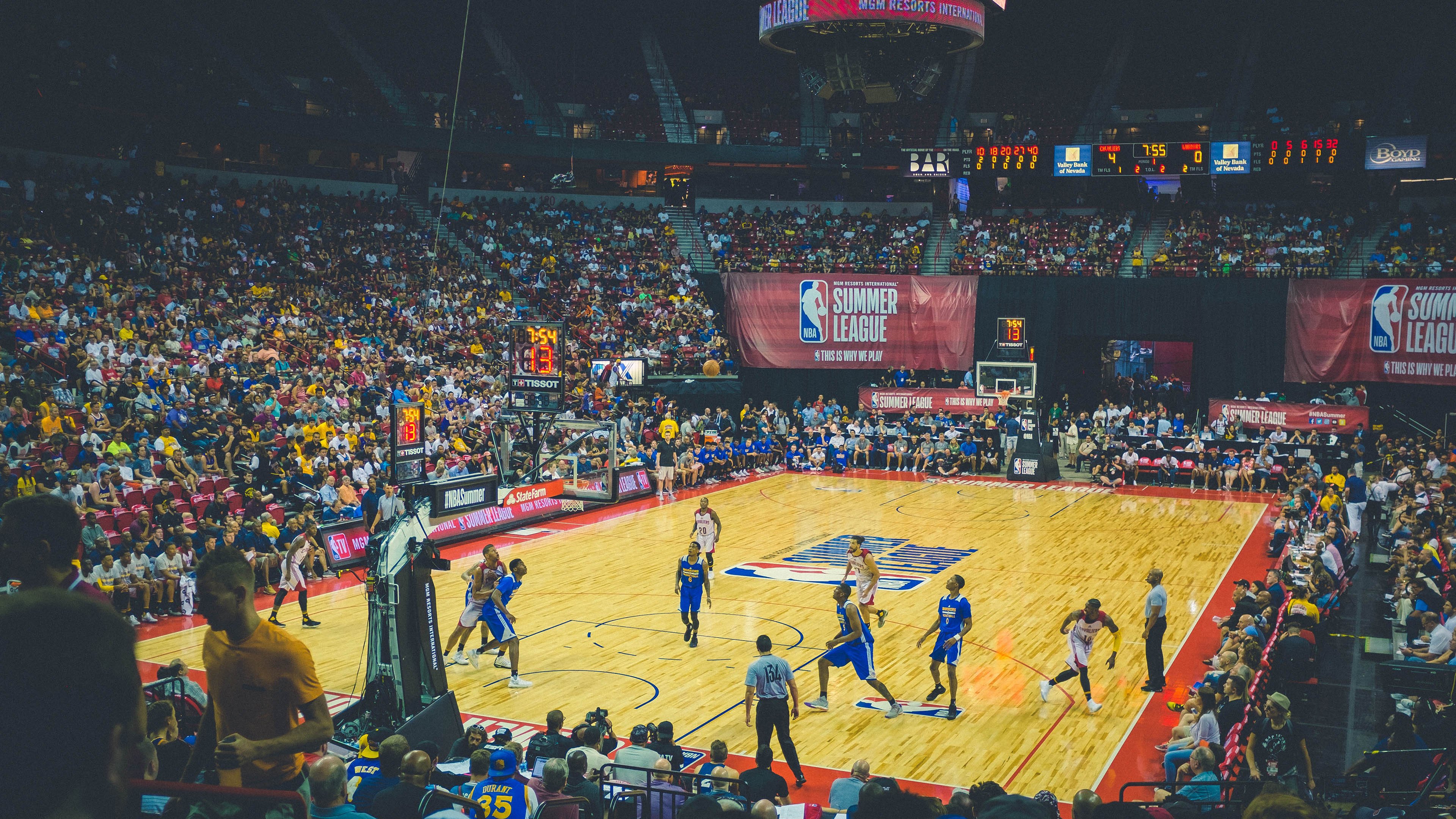 雷暴中的挑战：天公不作美的比赛瞬间，天公不作美什么意思下一句