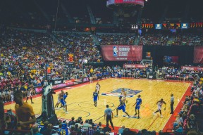 巴塞罗那客场轻取对手，迅速攀升西甲积分榜，巴塞罗那西甲比赛