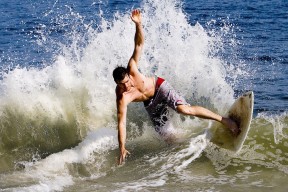 快船队客场击败对手 信心大增冲击季后赛，快船队的比赛