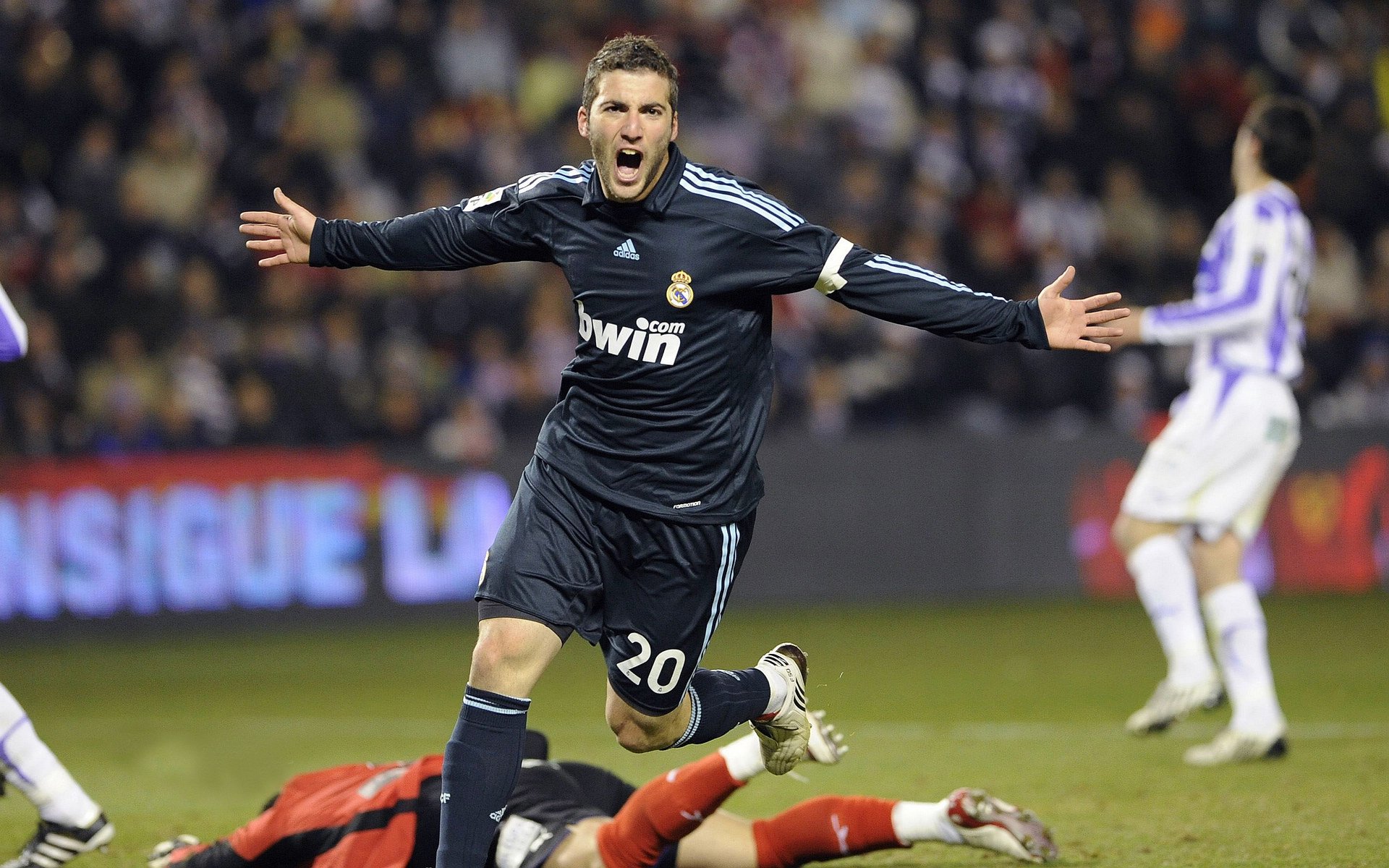 “奇迹完成！弱旅逆袭强队，冠军梦再起”